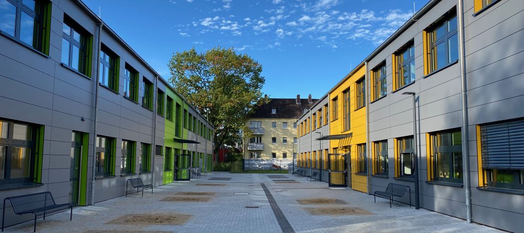 Grünes und Gelbes Gebäude mit Zwischenraum